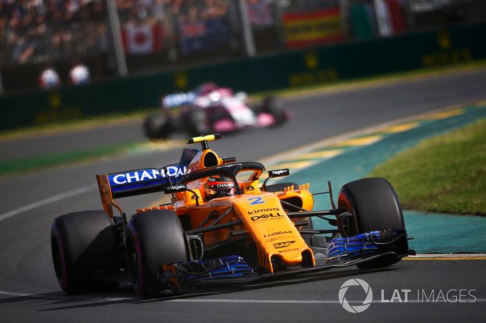 Stoffel Vandoorne, McLaren MCL33 Renault, Sergio Perez, Force India VJM11 Mercedes