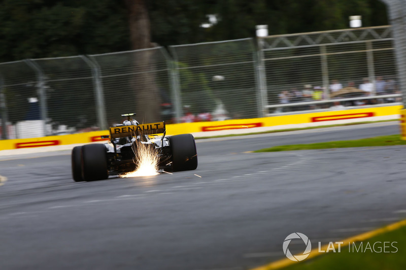 Carlos Sainz Jr., Renault Sport F1 Team R.S. 18., strikes up sparks