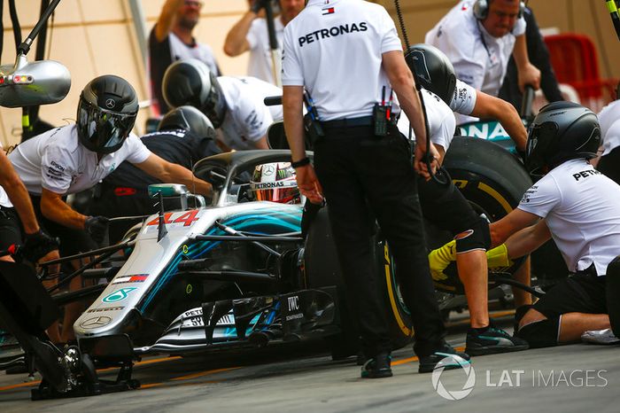 Lewis Hamilton, Mercedes AMG F1 W09 en el hoyo durante la práctica