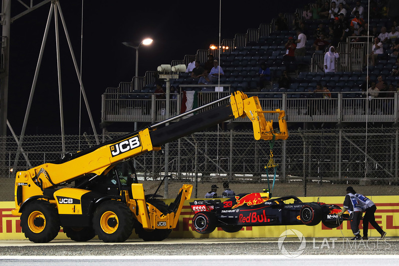 Max Verstappen, Red Bull Racing RB14 Tag Heuer, percute le mur
