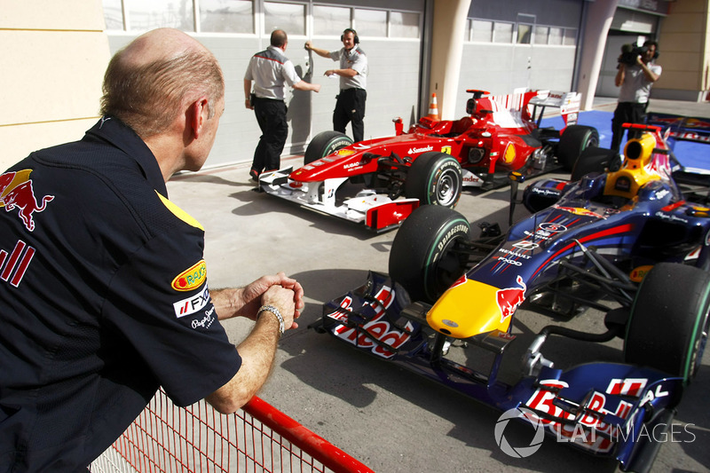 Adrian Newey, Red Bull Racing, Red Bull RB5 Renault ve Ferrari F10'a bakıyor