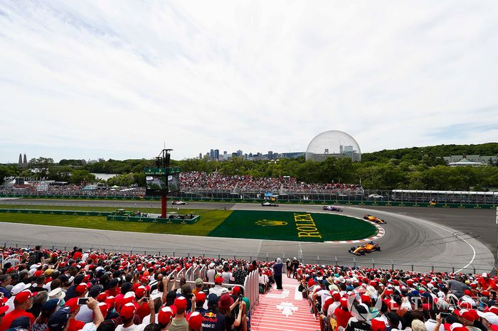 Fernando Alonso, McLaren MCL33, por delante de Stoffel Vandoorne, McLaren MCL33