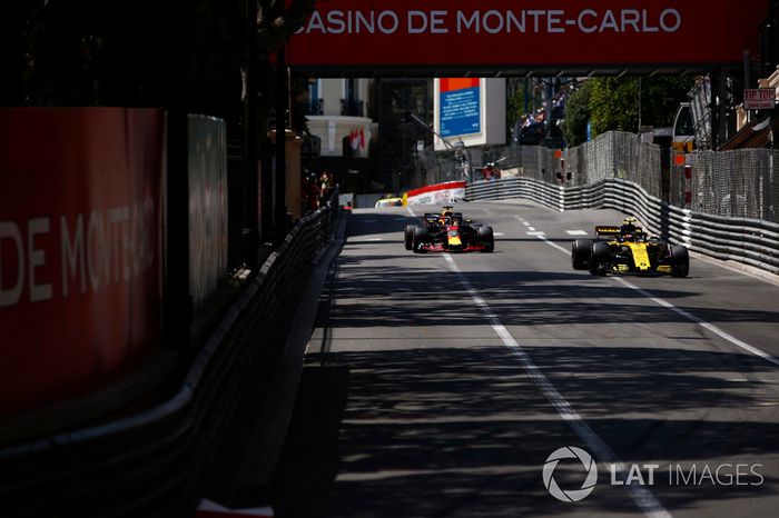 Carlos Sainz Jr., Renault Sport F1 Team R.S. 18., por delante de Daniel Ricciardo, Red Bull Racing RB14