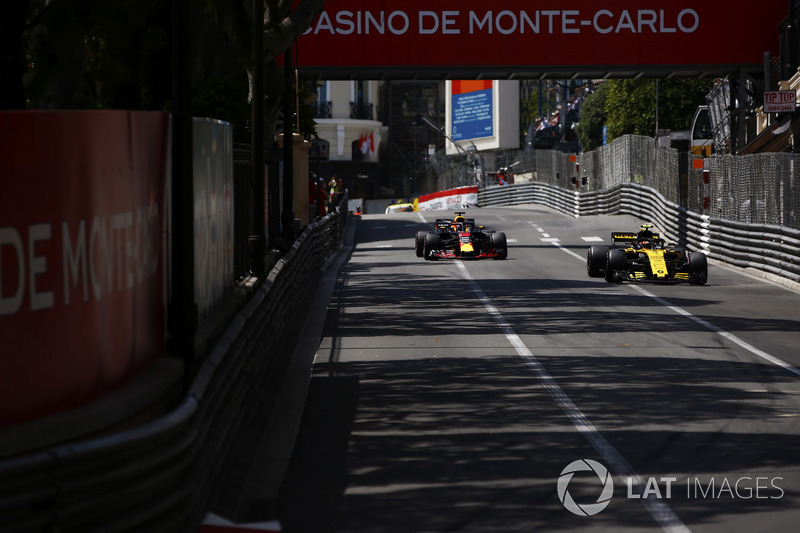 Carlos Sainz Jr., Renault Sport F1 Team R.S. 18., por delante de Daniel Ricciardo, Red Bull Racing RB14
