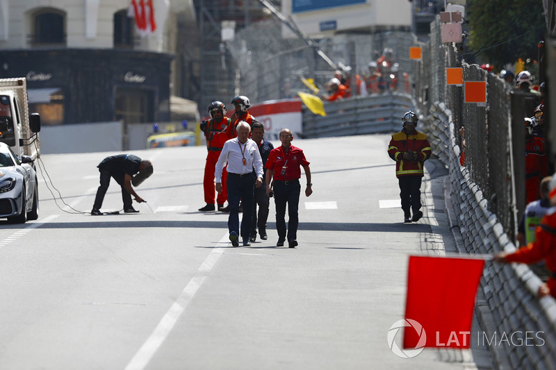 Charlie Whiting, Direttore di gara, FIA, conduce un'ispezione del circuito durante la bandiera rossa