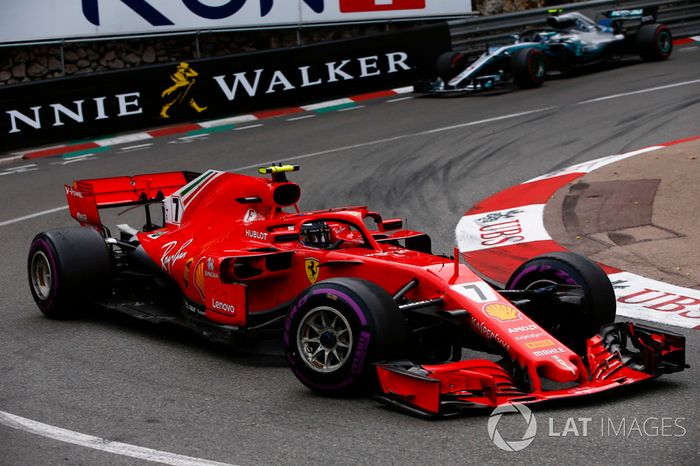 Kimi Raikkonen, Ferrari SF71H, leadsValtteri Bottas, Mercedes AMG F1 W09