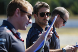 Romain Grosjean, Haas F1 Team, cammina lungo il circuito