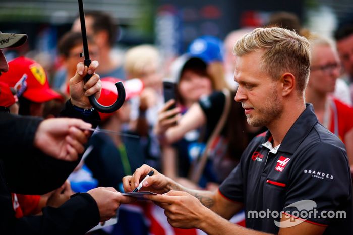 kmKevin Magnussen, Haas F1 Team, firma autógrafos 