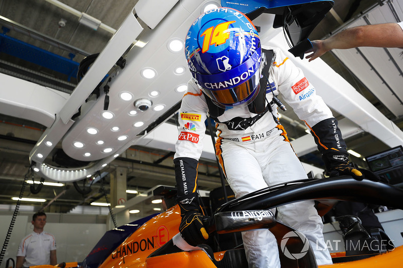 Fernando Alonso, McLaren MCL33, enters his cockpit