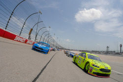 Paul Menard, Wood Brothers Racing, Ford Fusion Menards / Sylvania and Ryan Blaney, Team Penske, Ford Fusion PPG pace laps