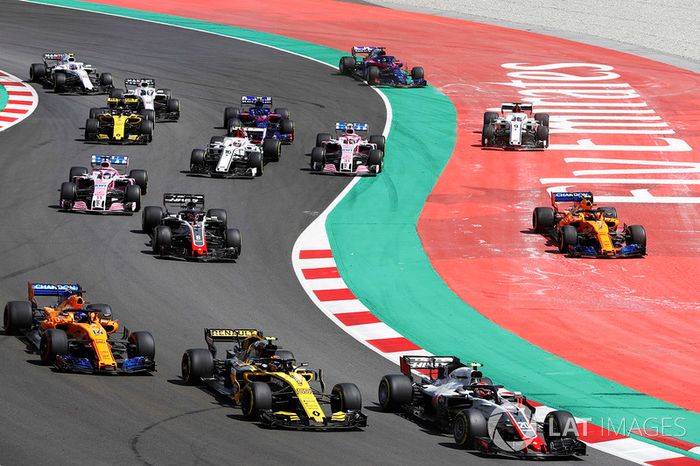 Inicio: Kevin Magnussen, Haas F1 Team VF-18, lidera Carlos Sainz Jr., Renault Sport F1 Team R.S. 18, Fernando Alonso, McLaren MCL33 y Romain Grosjean, Haas F1 Team VF-18, como Stoffel Vandoorne, McLaren MCL33, y Marcus Ericsson, Sauber C37, corren de par e