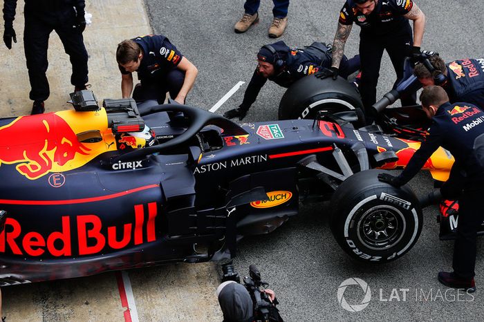 Daniel Ricciardo, Red Bull Racing RB14, entra a pits