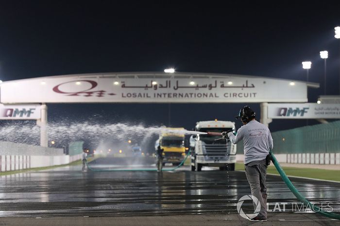 La pista es mojada para la simulación en el test