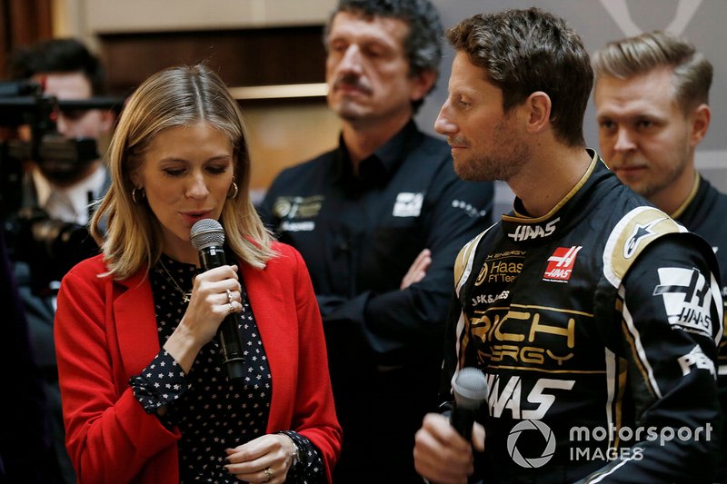 La presentatrice Nicki Shields e Romain Grosjean, Haas F1 Team