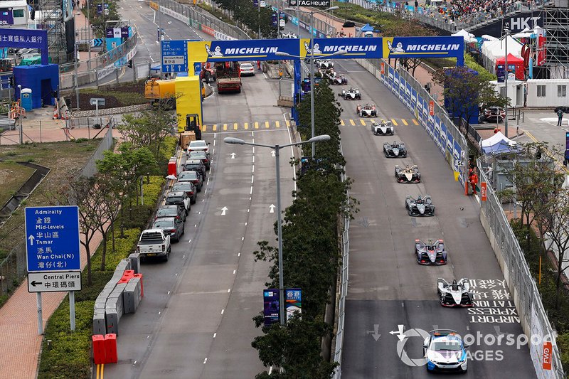 The BMW i8 Safety car the field, led by Oliver Rowland, Nissan e.Dams, Nissan IMO1