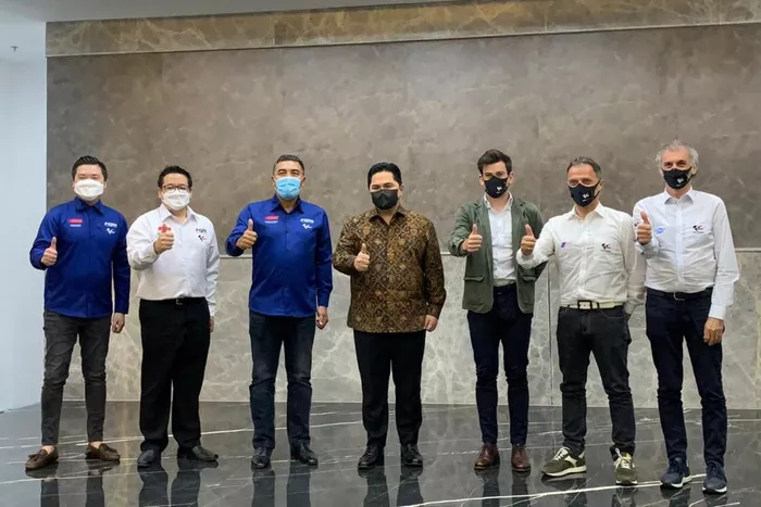 Cahyadi Wanda, Vice President Director of MGPA, Ricky Baheramsjah, CEO Mandalika Grand Prix Association, MGPA, Abdulbar M. Mansoer, President Director ITDC, Erick Thohir, Minister of State Owned Enterprises, Carlos Ezpeleta, Dorna Sports Managing Director, Loris Capirossi, y Franco Uncini