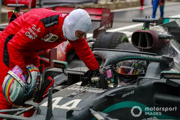 Tercer lugar Sebastian Vettel, Ferrari, felicita a Lewis Hamilton, Mercedes-AMG F1 por su 7º título mundial de pilotos
