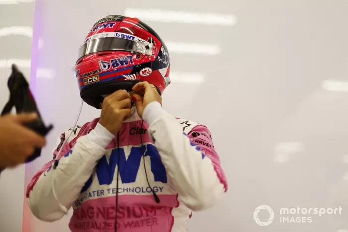 Sergio Pérez, de Racing Point, ajusta su casco de protección