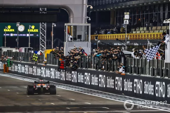 Ganador Max Verstappen, Red Bull Racing RB16, toma la bandera a cuadros