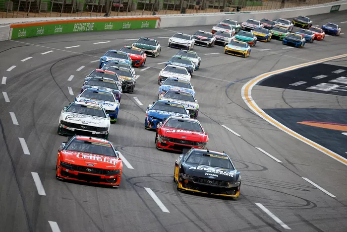 Ryan Blaney, Team Penske Ford, Brad Keselowski, Roush Fenway Keselowski Racing Ford