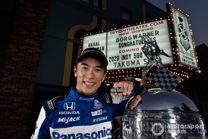 Takuma Sato con el Trofeo Borg-Warner en el Teatro Tryon