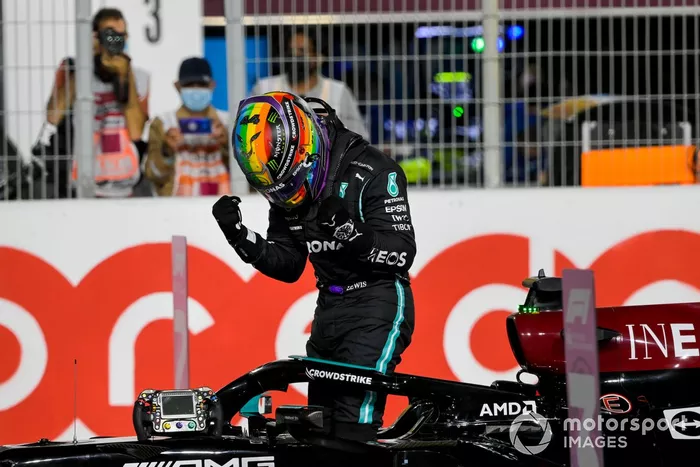 Ganador de la pole position Lewis Hamilton, Mercedes, celebra