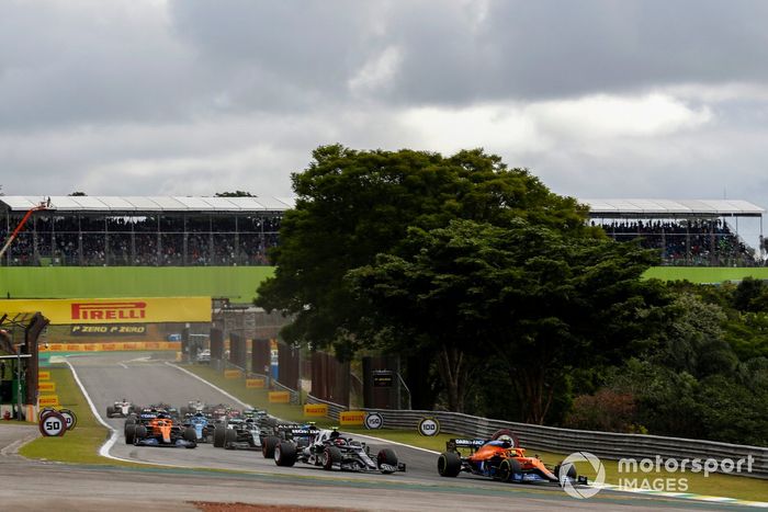 Lando Norris, McLaren MCL35M, Pierre Gasly, AlphaTauri AT02, Esteban Ocon, Alpine A521, Sebastian Vettel, Aston Martin AMR21, y Daniel Ricciardo, McLaren MCL35M