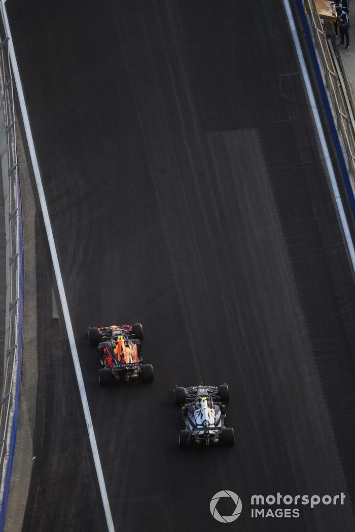 Sergio Pérez, Red Bull Racing RB16B, Pierre Gasly, AlphaTauri AT02