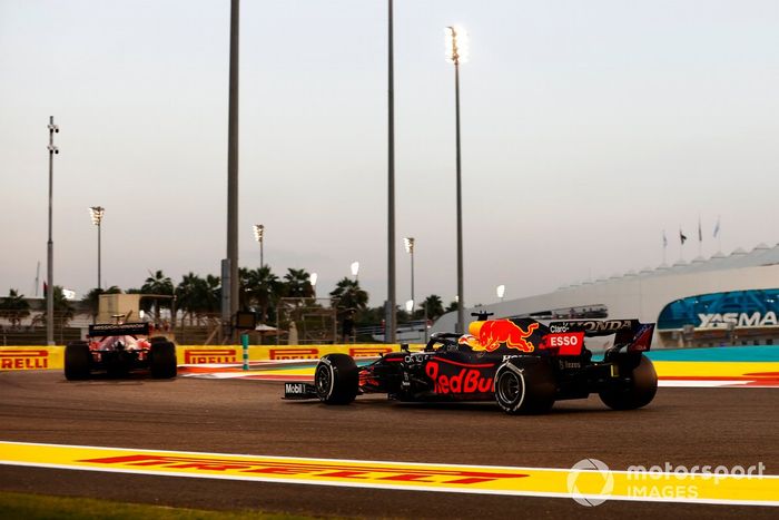 Carlos Sainz Jr, Ferrari SF21, Max Verstappen, Red Bull Racing RB16B
