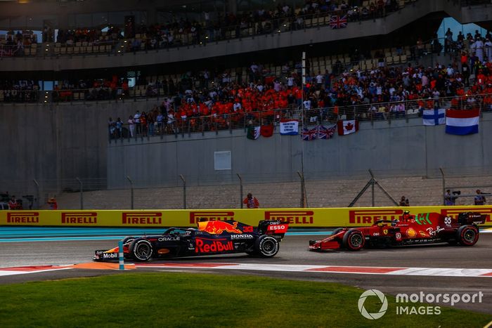 Max Verstappen, Red Bull Racing RB16B, Carlos Sainz Jr, Ferrari SF21