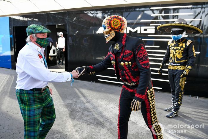 Sir Jackie Stewart, estrecha la mano de Fermín La Calaca