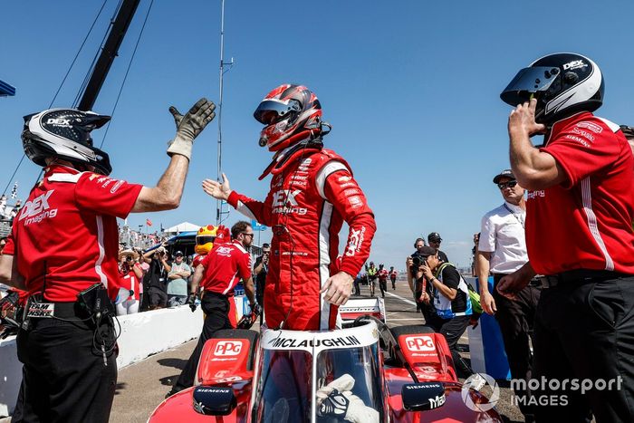 El piloto Scott McLaughlin, del Team Penske Chevrolet, celebra su pole position