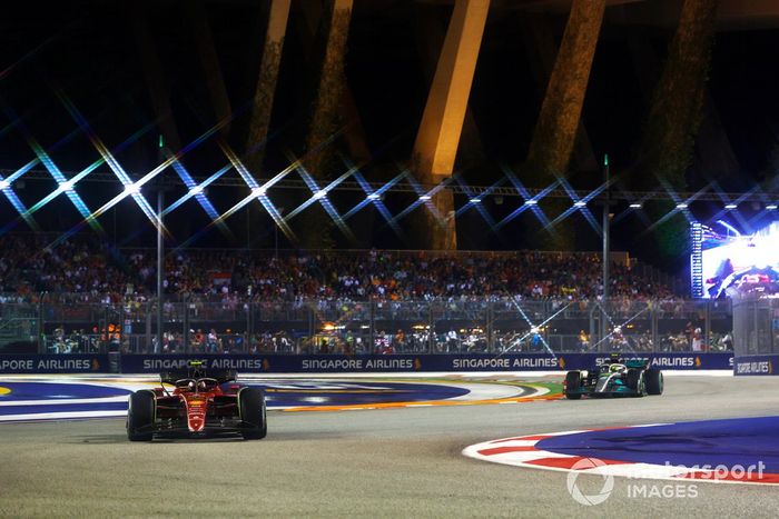 Carlos Sainz, Ferrari F1-75, Lewis Hamilton, Mercedes W13