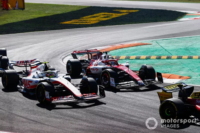 Mick Schumacher, Haas VF-22, lucha con Valtteri Bottas, Alfa Romeo C42, en la salida