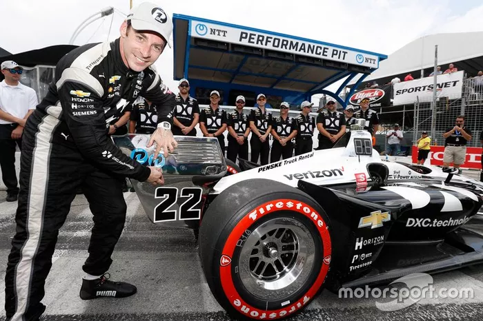 Ganador de la pole Simon Pagenaud, Team Penske Chevrolet