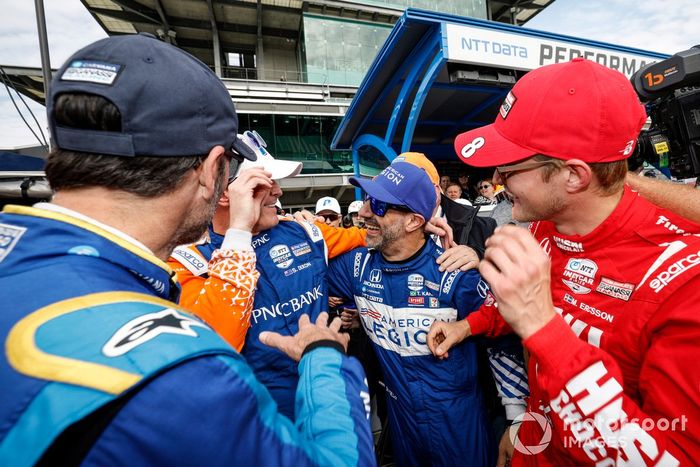 El ganador de la pole Scott Dixon, Chip Ganassi Racing Honda celebra su premio de la pole, Jimmie Johnson, Chip Ganassi Racing Honda, Tony Kanaan, Chip Ganassi Racing Honda, Marcus Ericsson, Chip Ganassi Racing Honda