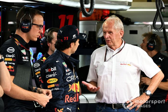 Sergio Pérez, Red Bull Racing, con Helmut Marko, asesor de Red Bull Racing