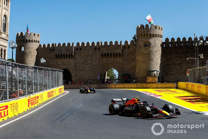 Sergio Pérez, Red Bull Racing RB18, Max Verstappen, Red Bull Racing RB18