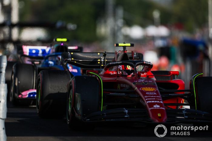 Carlos Sainz, Ferrari F1-75, Esteban Ocon, Alpine A522