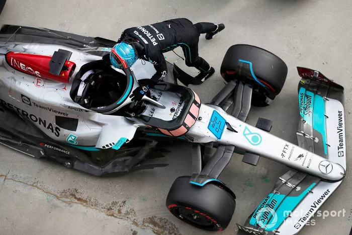 George Russell, de Mercedes-AMG, celebra su llegada al Parc Ferme tras conseguir la pole position
