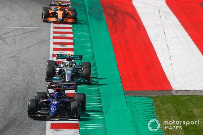 Alex Albon, Williams FW44, Lewis Hamilton, Mercedes W13, Lando Norris, McLaren MCL36