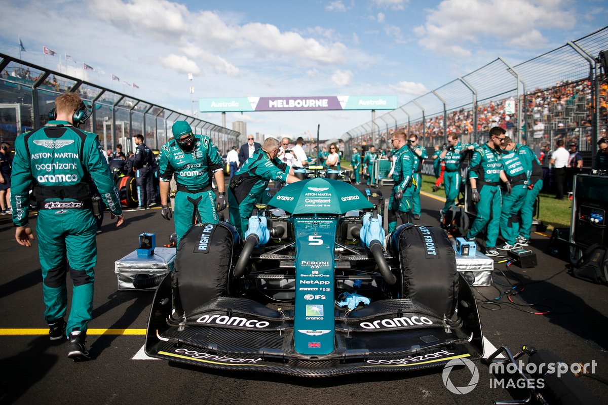 "Sadece başka takımlardan insan almanın anlamı yok" 1 Formula 1 Haberleri - F1 Puan Durumu Mechanics on the grid with the car of Sebastian Vettel, Aston Martin AMR22