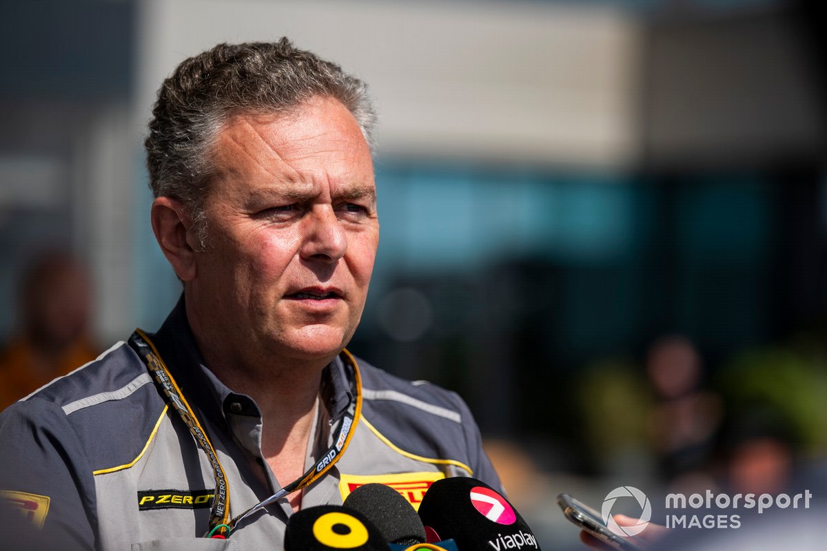 Mario Isola, Racing Manager, Pirelli Motorsport, habla con la prensa. 