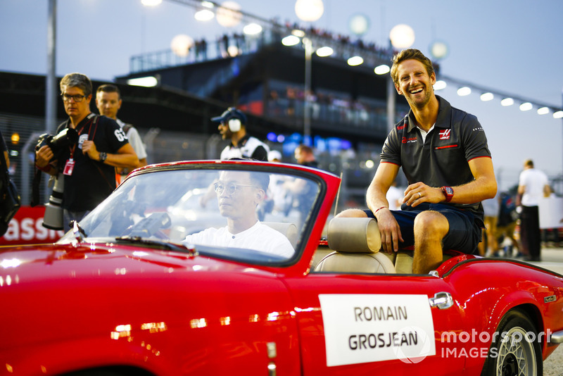 Romain Grosjean, Haas F1 Team, mengikuti parade pembalap