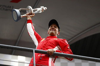 Il vincitore Sebastian Vettel, Ferrari, festeggia sul podio