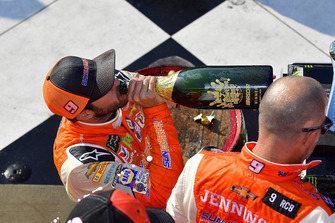 Chase Elliott, Hendrick Motorsports, Chevrolet Camaro SunEnergy1 celebrates with champagne in victory lane