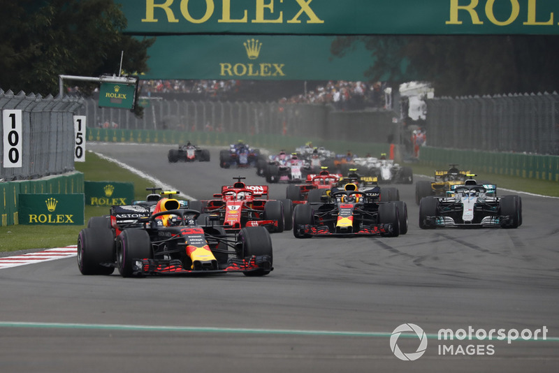 Max Verstappen, Red Bull Racing RB14 líder al inicio