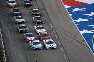 Ryan Blaney, Team Penske, Ford Fusion Accella/Carlisle, Kevin Harvick, Stewart-Haas Racing, Ford Fusion Mobil 1, restart