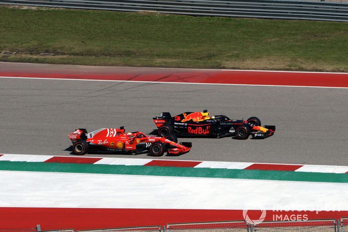 Daniel Ricciardo, Red Bull Racing RB14 y Sebastian Vettel, Ferrari SF71H batalla