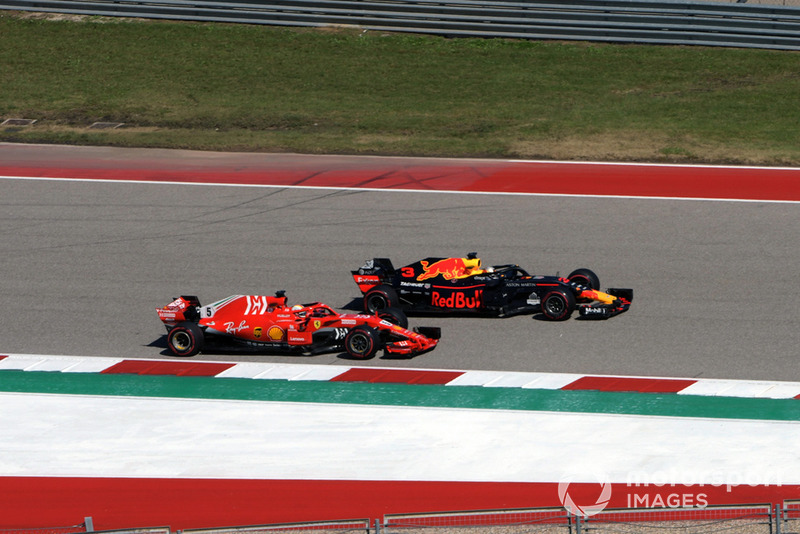 Daniel Ricciardo, Red Bull Racing RB14 and Sebastian Vettel, Ferrari SF71H battle